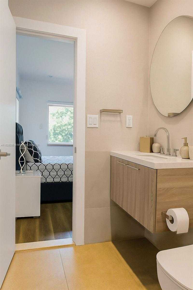 Small Image of 1325 MARSEILLE DR, Miami Beach Number 19