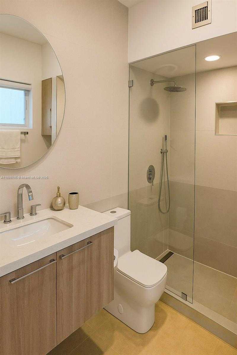 Small Image of 1325 MARSEILLE DR, Miami Beach Number 20