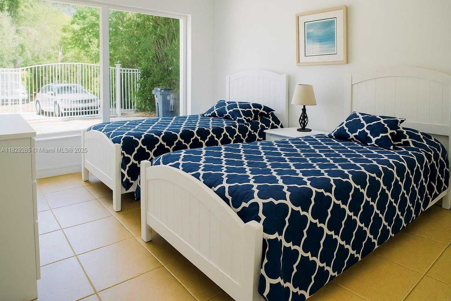 Small Image of 1325 MARSEILLE DR, Miami Beach Number 36