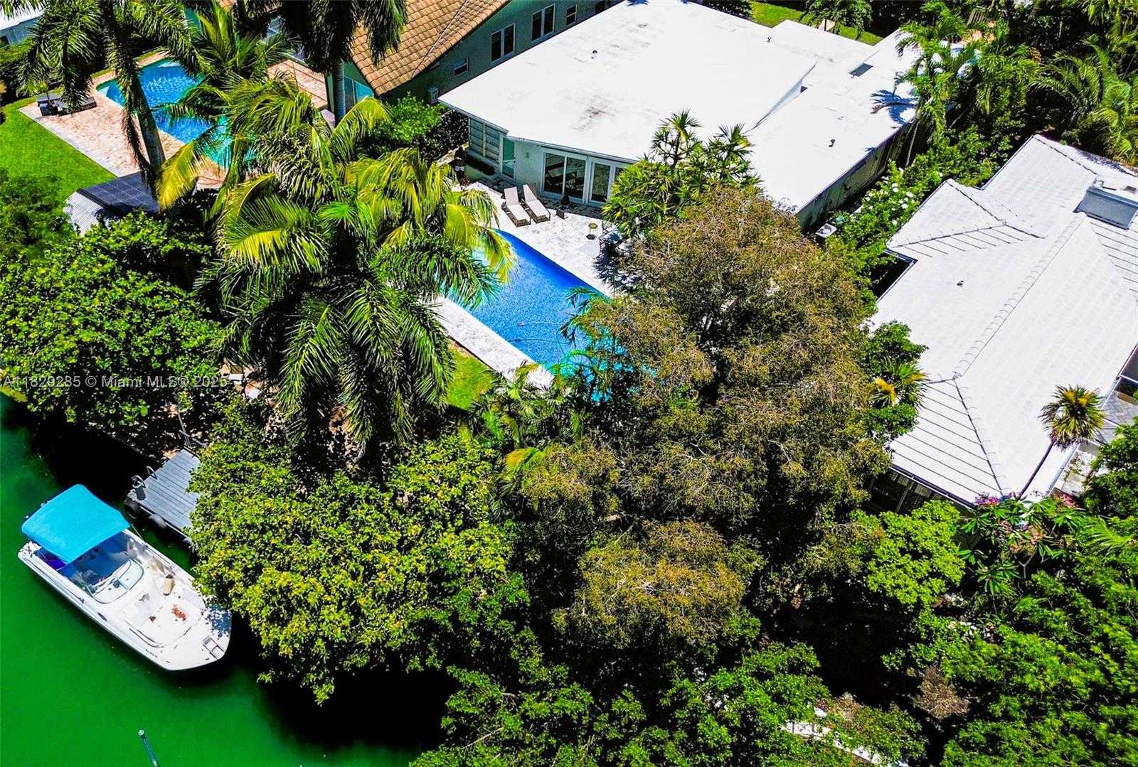 Small Image of 1325 MARSEILLE DR, Miami Beach Number 9