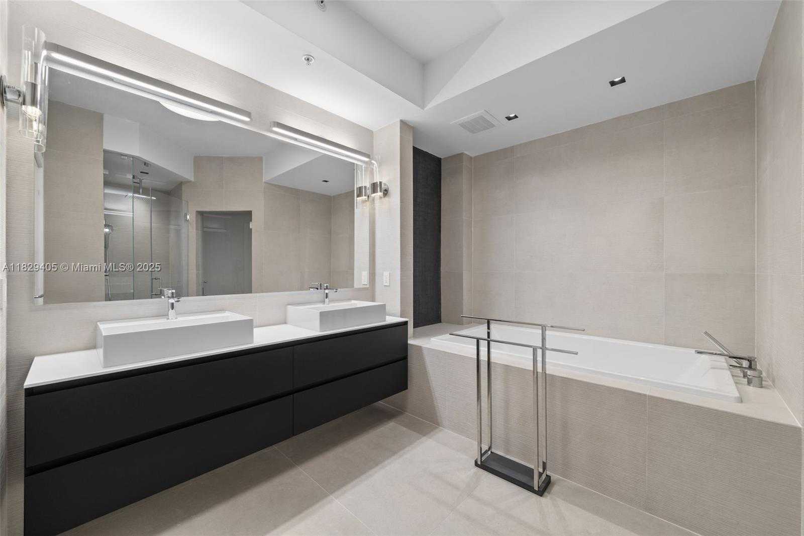 Small Image of 50 SOUTH POINTE DR #2605, Miami Beach Number 12