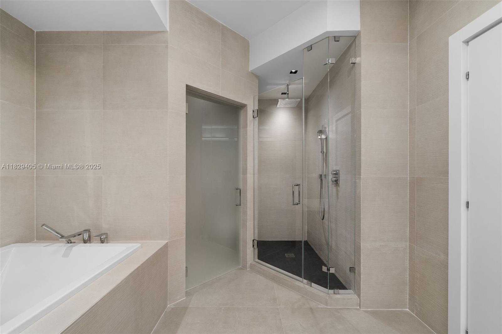 Small Image of 50 SOUTH POINTE DR #2605, Miami Beach Number 13