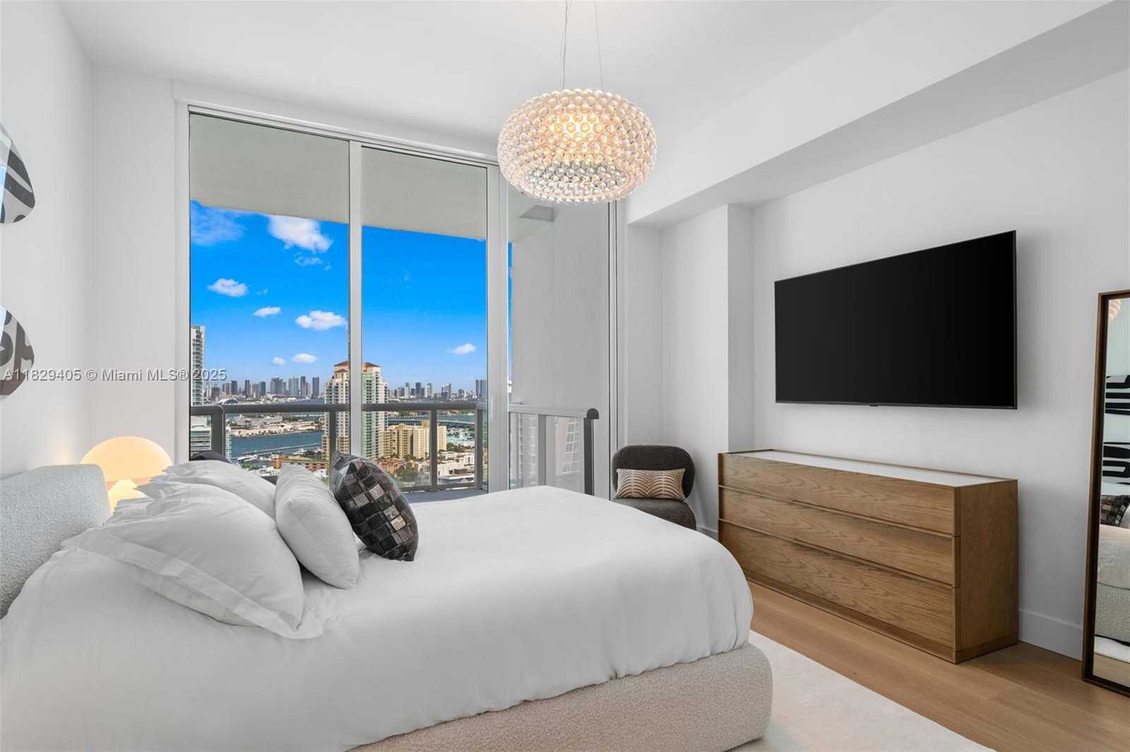 Small Image of 50 SOUTH POINTE DR #2605, Miami Beach Number 15