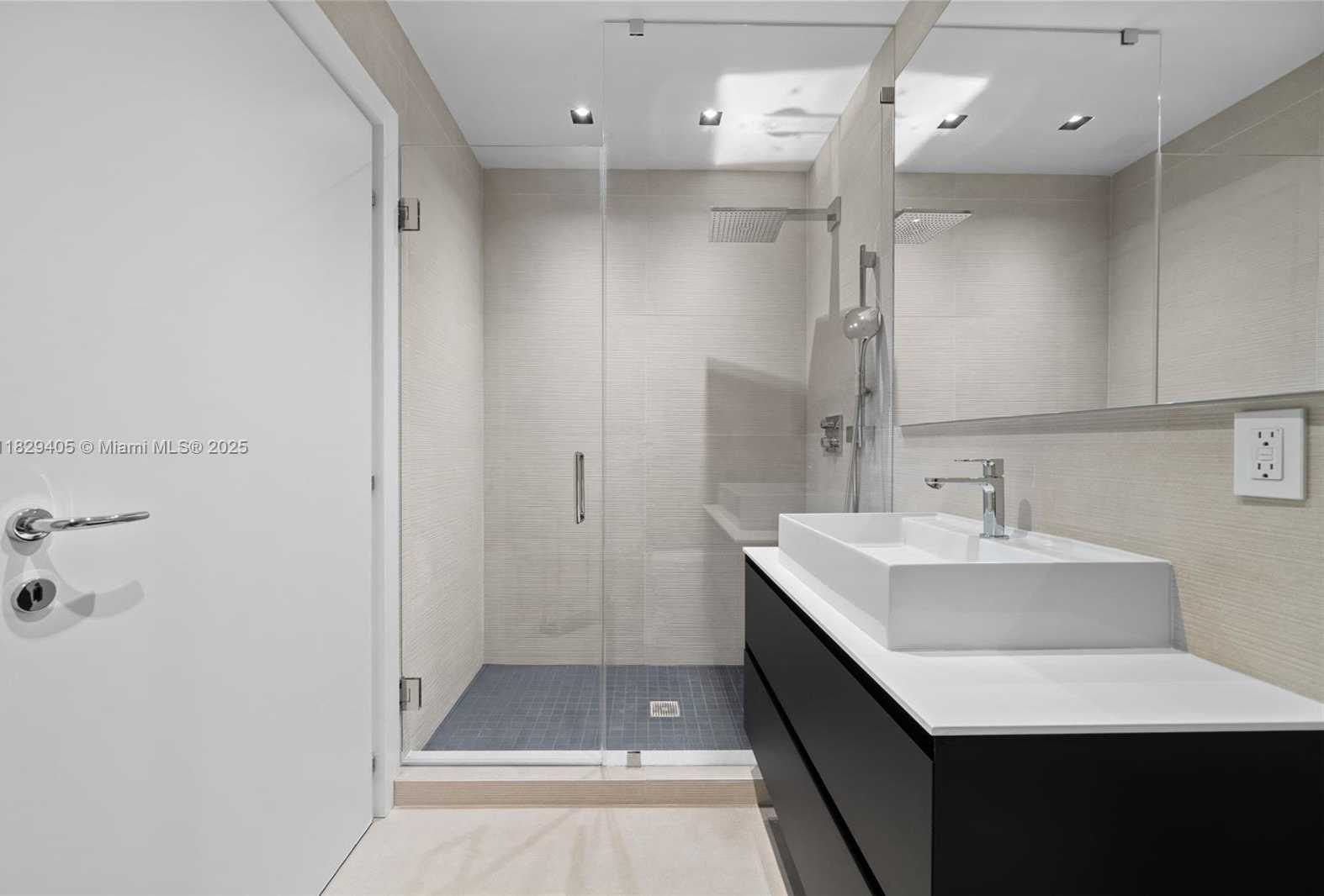 Small Image of 50 SOUTH POINTE DR #2605, Miami Beach Number 17