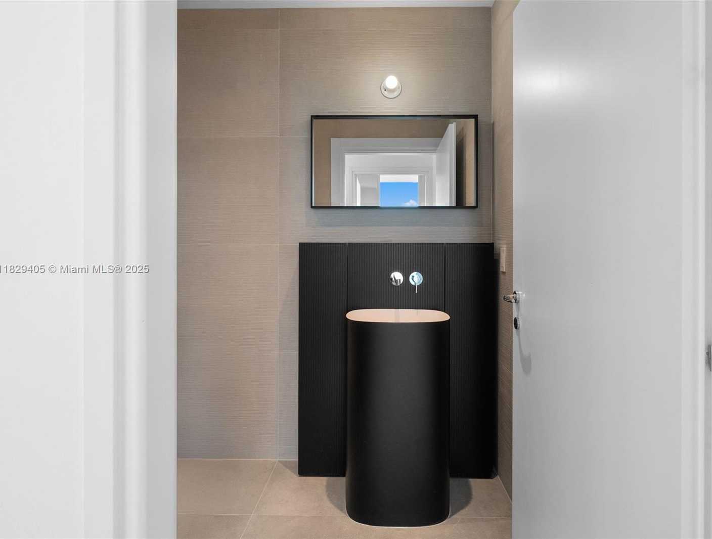 Small Image of 50 SOUTH POINTE DR #2605, Miami Beach Number 5