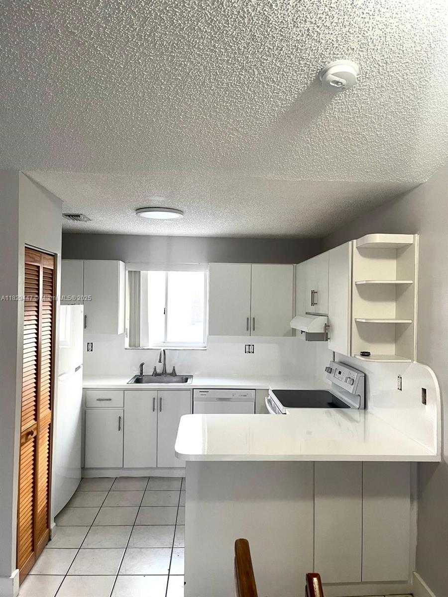 Small Image of 3264 WEST 70TH ST #201, Hialeah Number 7