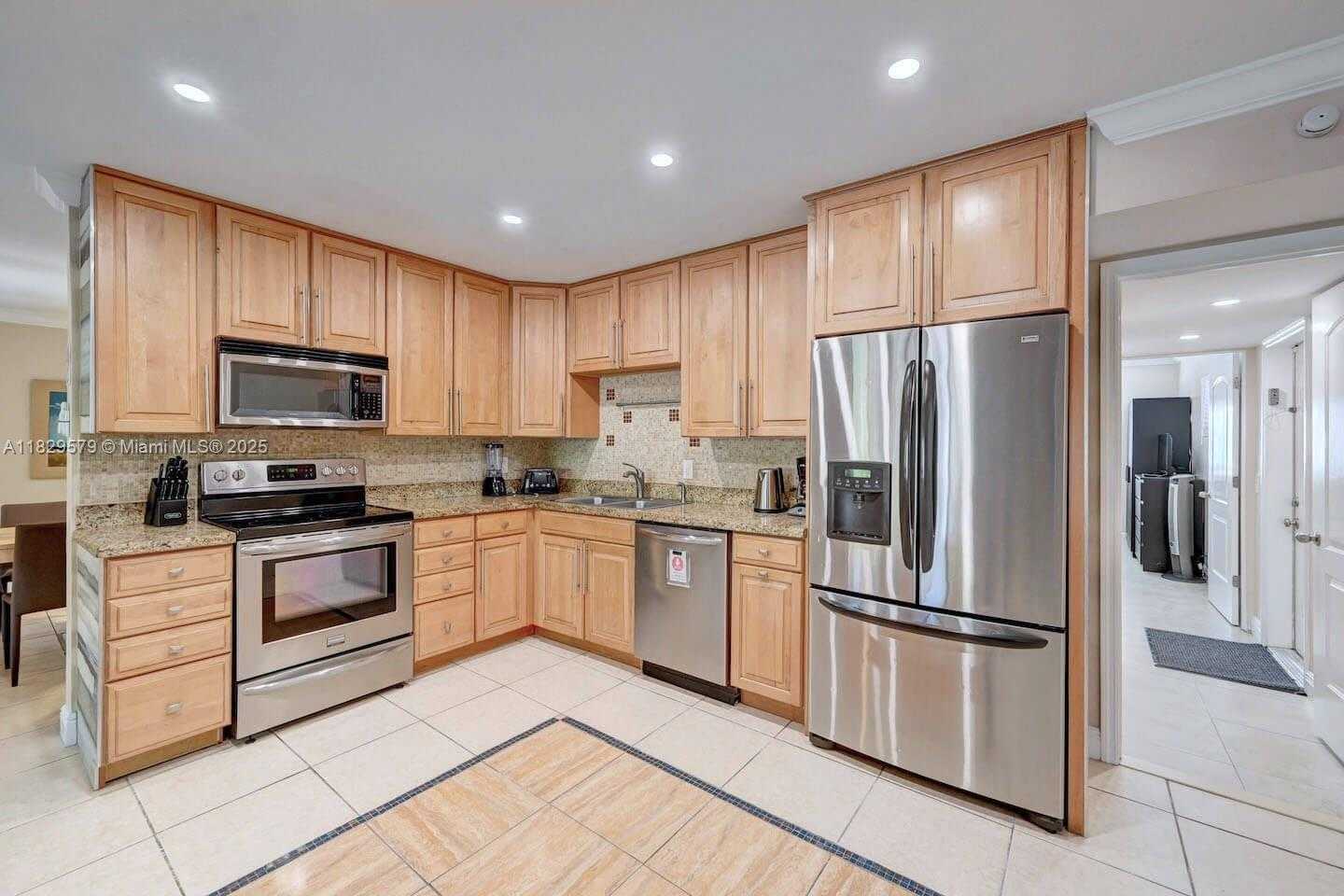 Small Image of 1228 JOHNSON ST, Hollywood Number 13
