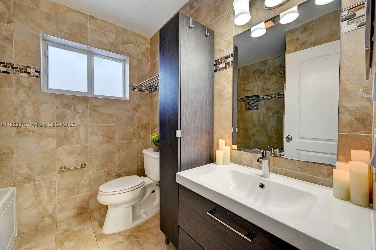 Small Image of 1228 JOHNSON ST, Hollywood Number 19