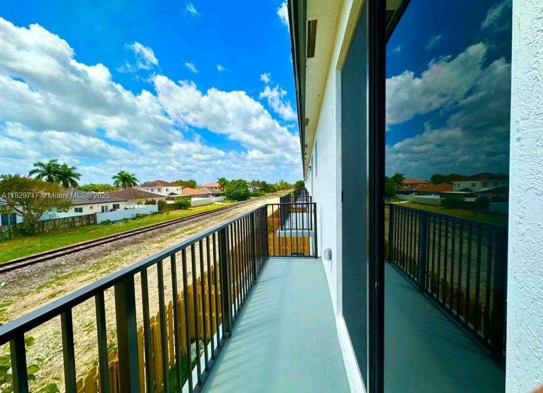 Small Image of 15728 SOUTH WEST 136 WAY #15728, Miami Number 12