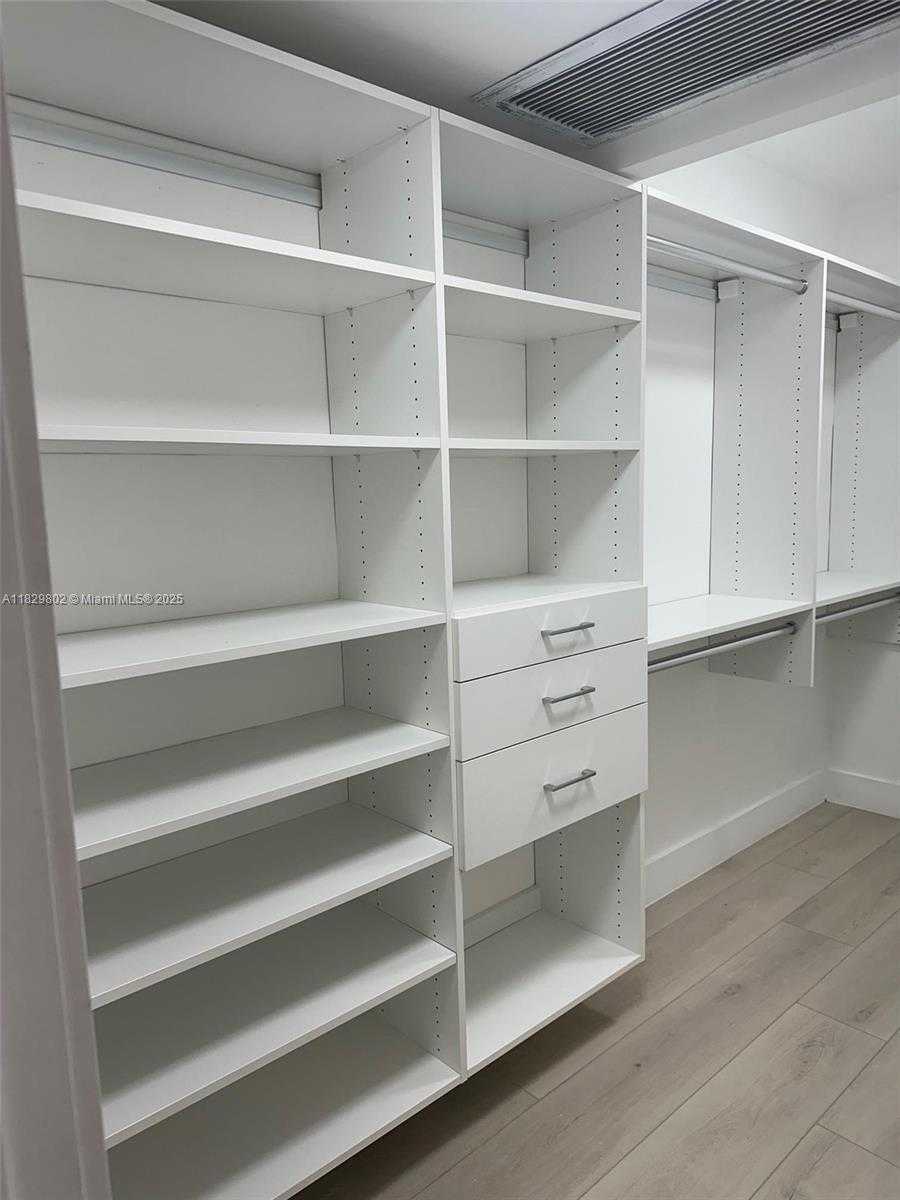 Small Image of 5555 COLLINS AVE #6Z, Miami Beach Number 12