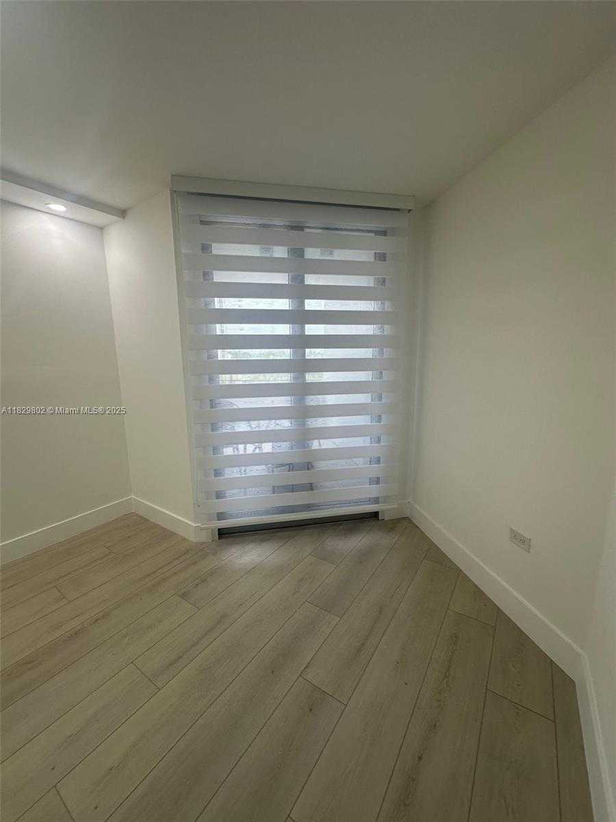 Small Image of 5555 COLLINS AVE #6Z, Miami Beach Number 17
