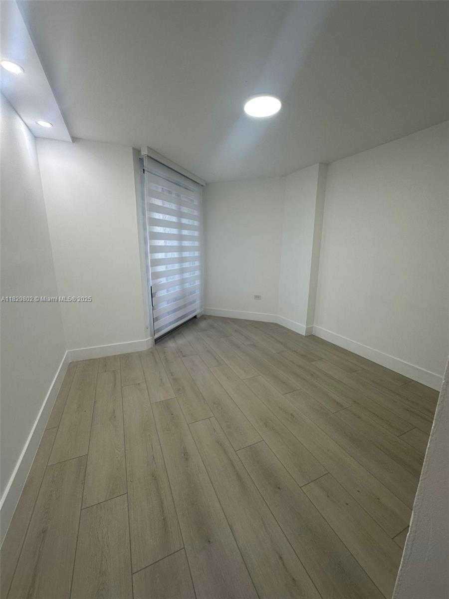 Small Image of 5555 COLLINS AVE #6Z, Miami Beach Number 18