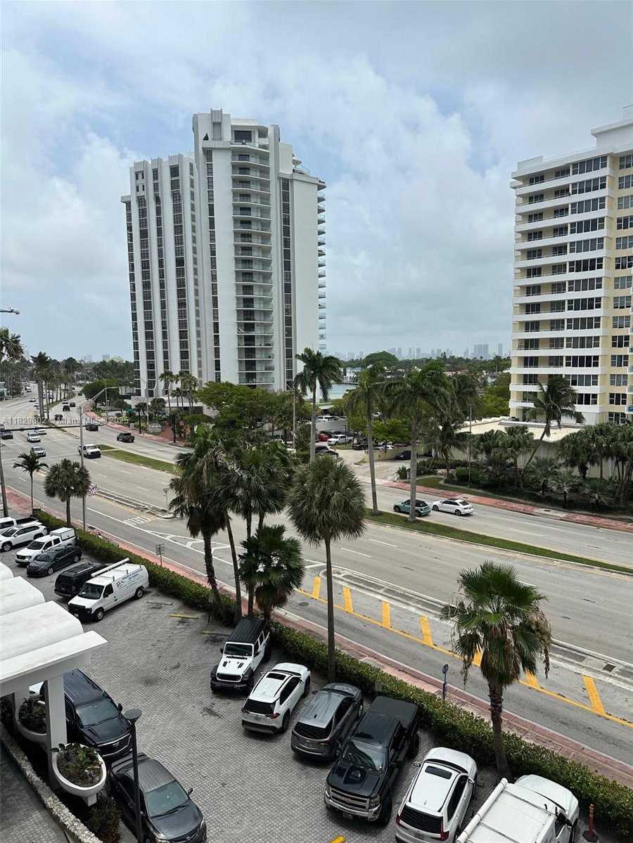 Small Image of 5555 COLLINS AVE #6Z, Miami Beach Number 21