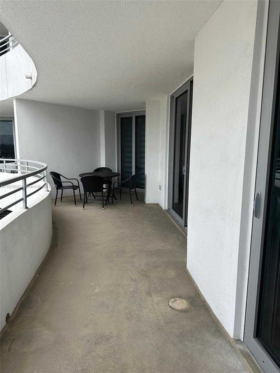 Small Image of 5555 COLLINS AVE #6Z, Miami Beach Number 24