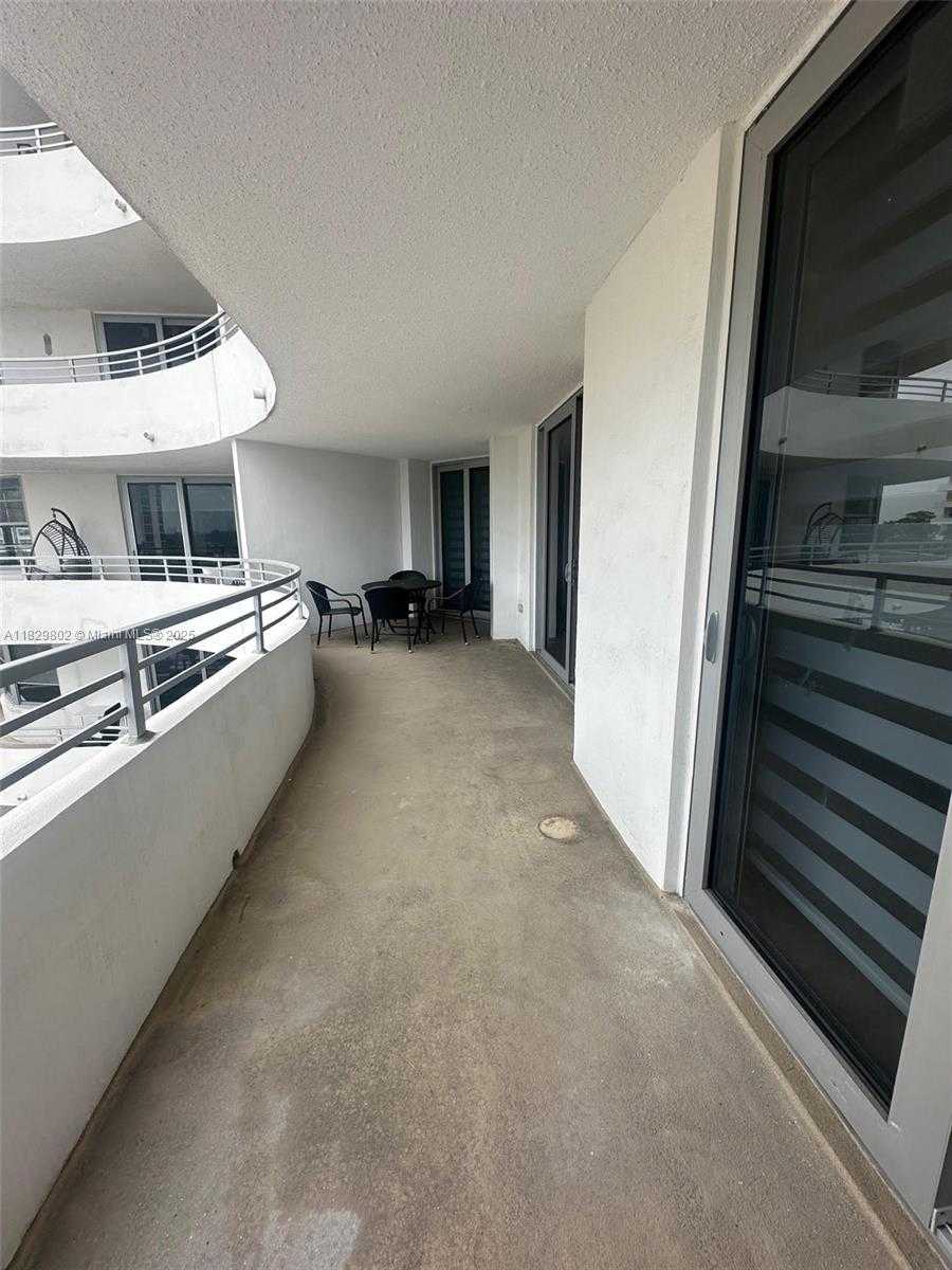 Small Image of 5555 COLLINS AVE #6Z, Miami Beach Number 25