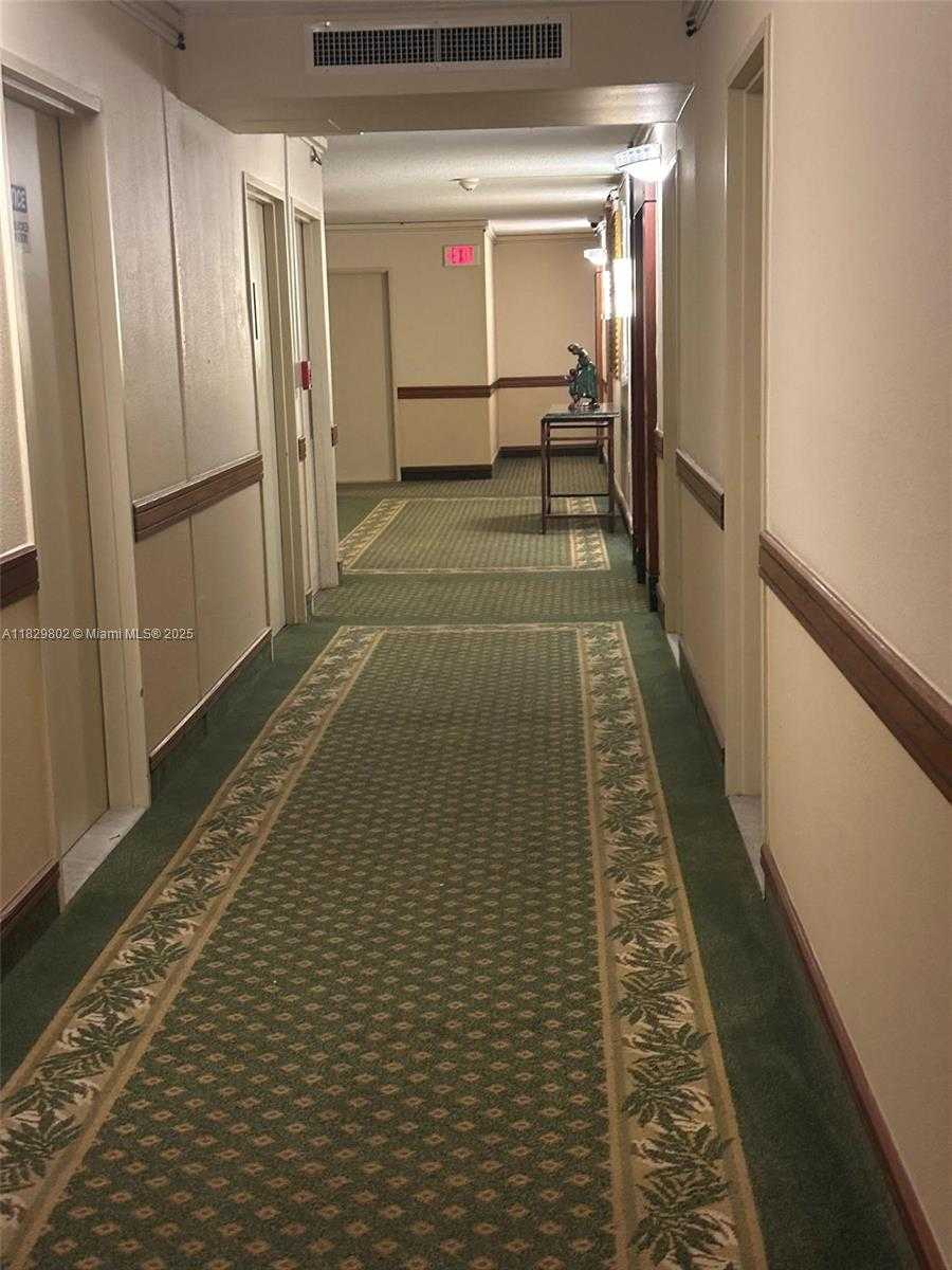 Small Image of 5555 COLLINS AVE #6Z, Miami Beach Number 26