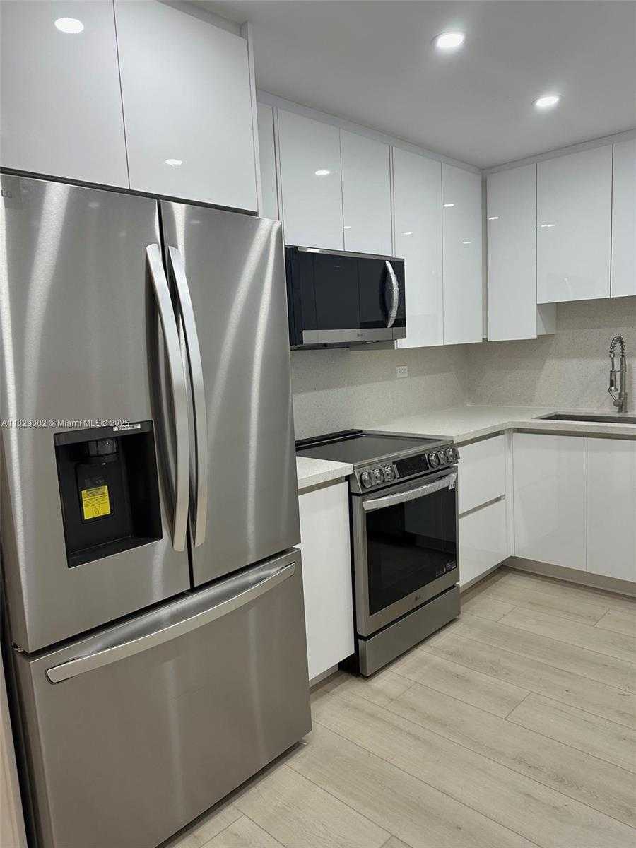 Small Image of 5555 COLLINS AVE #6Z, Miami Beach Number 8