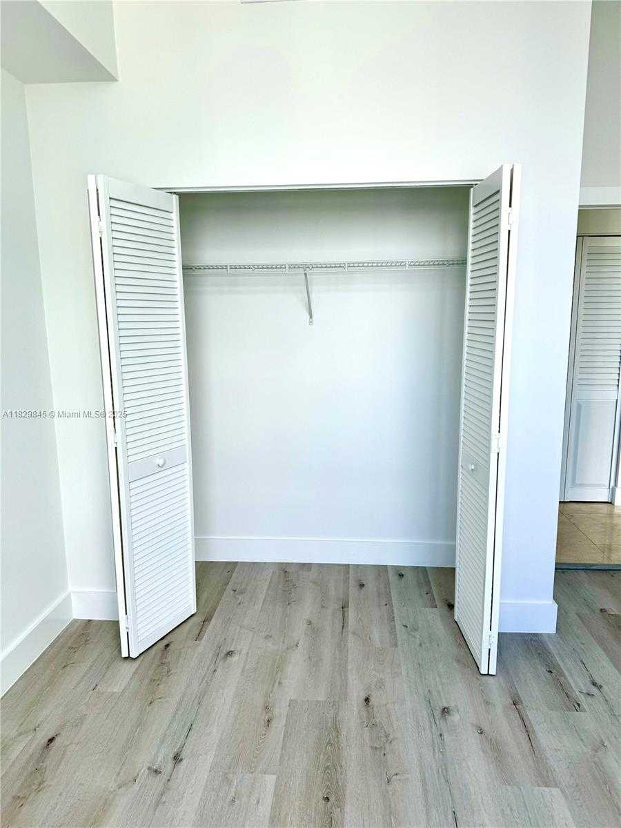 Small Image of 31 SOUTH EAST 5TH ST #4214, Miami Number 11