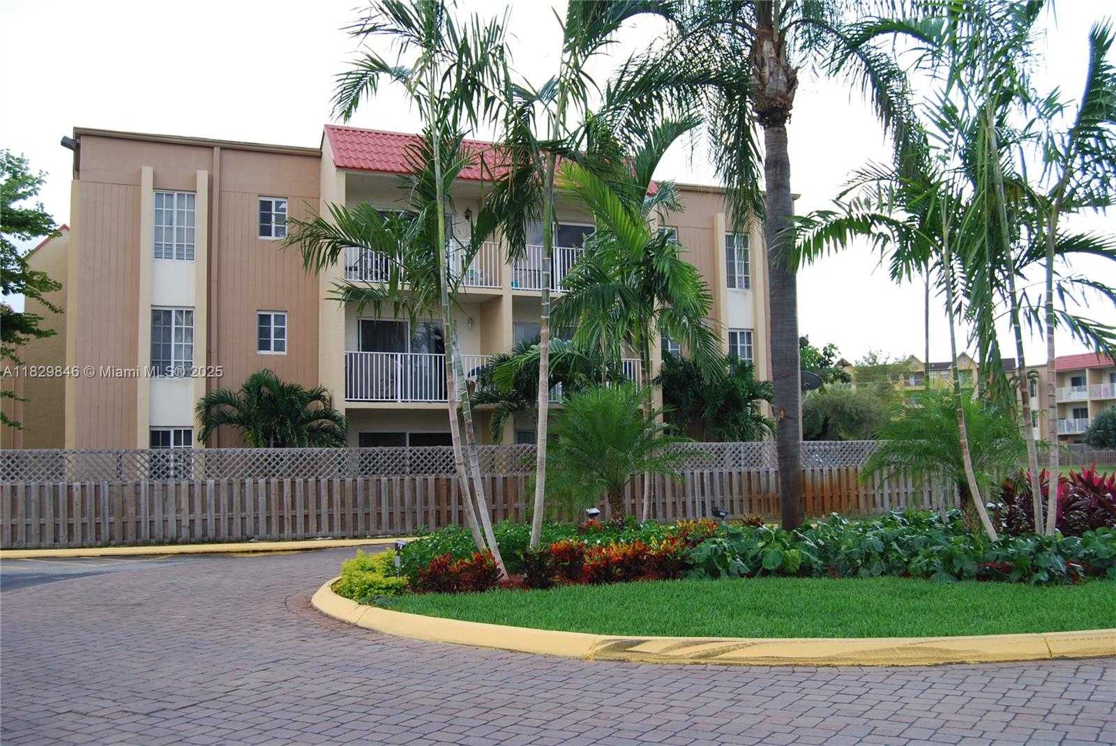 Small Image of 5201 GENEVA WAY #206, Doral Number 17