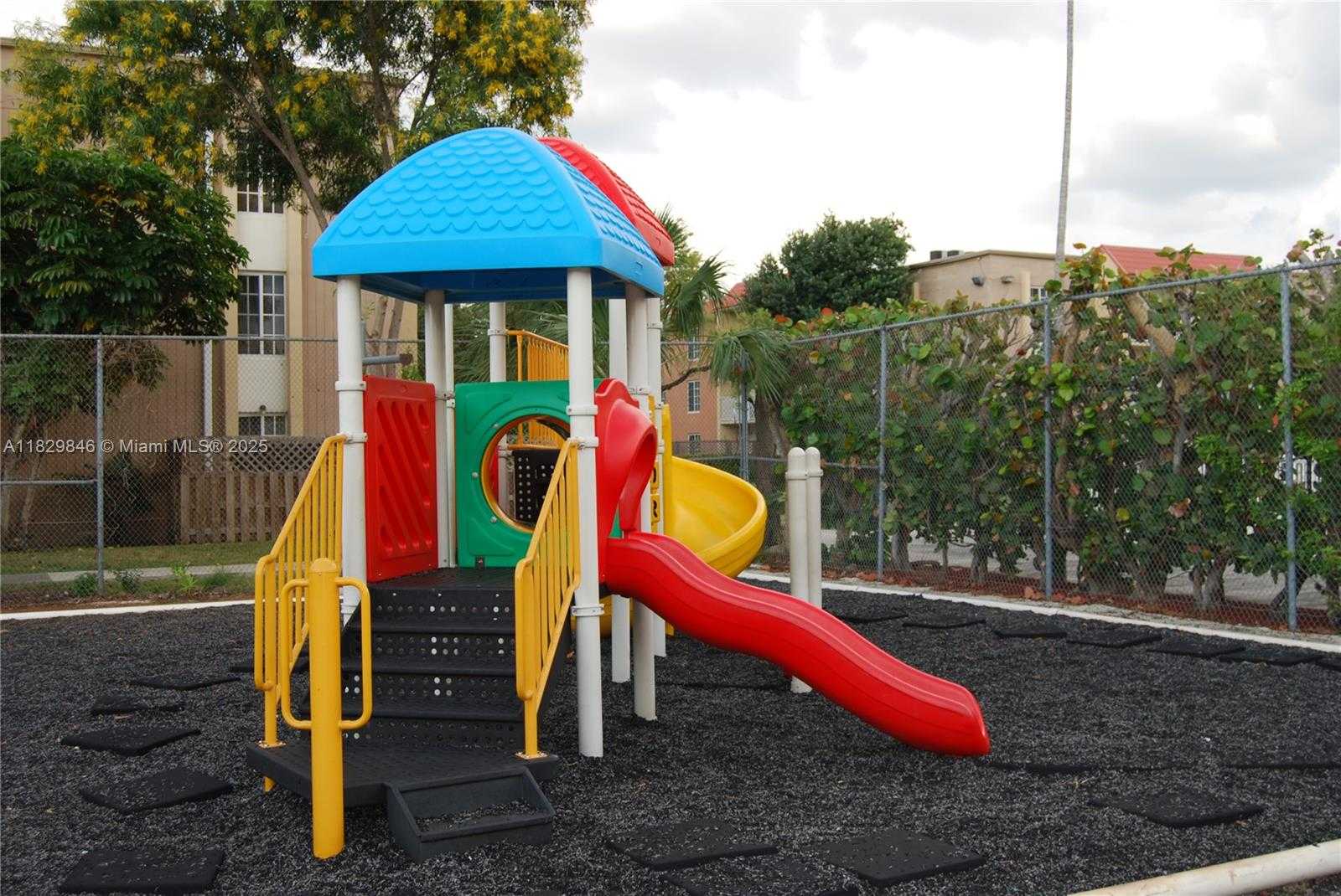 Small Image of 5201 GENEVA WAY #206, Doral Number 25