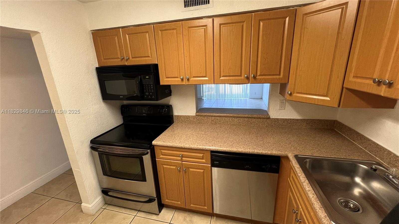 Small Image of 5201 GENEVA WAY #206, Doral Number 3