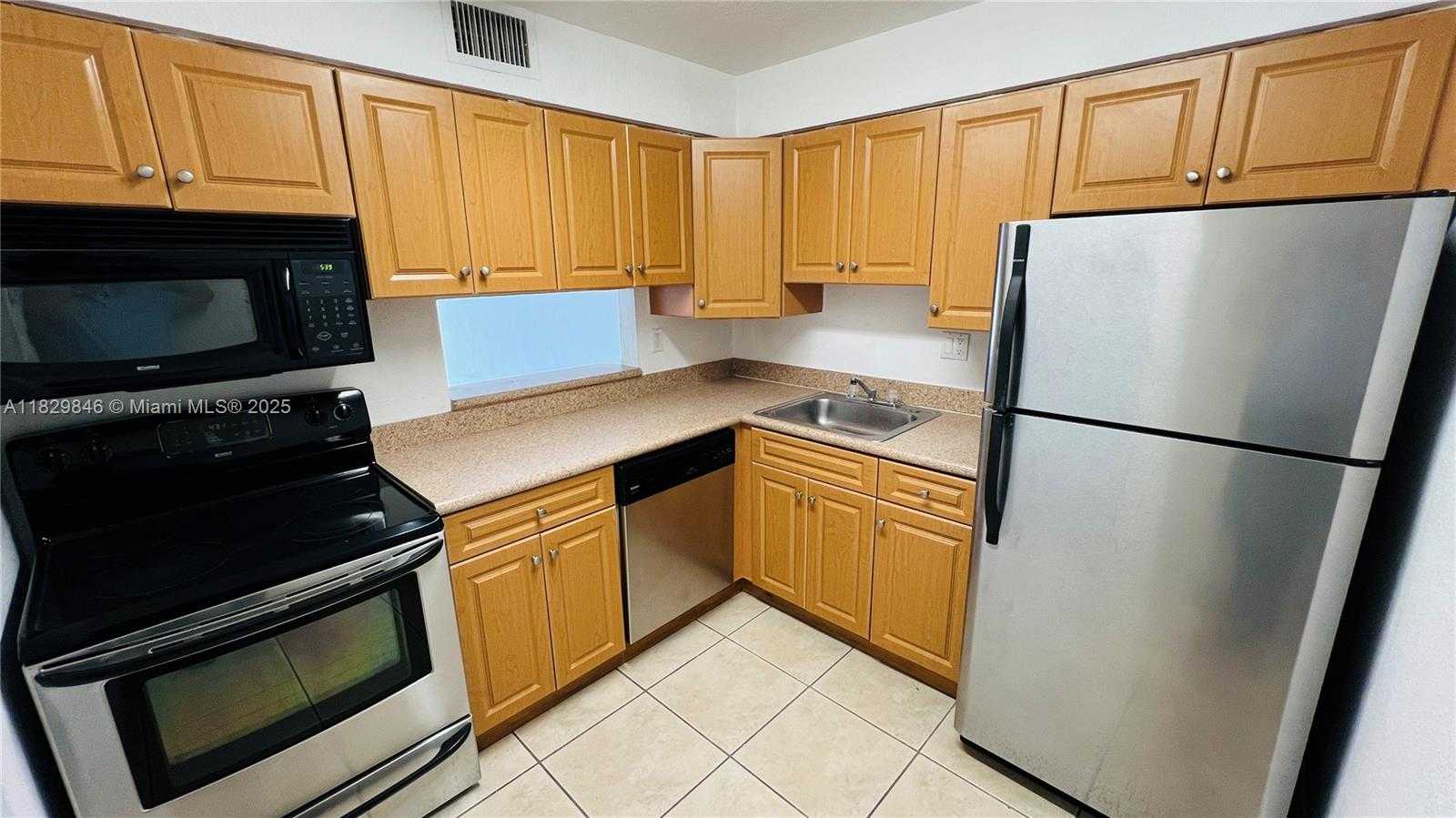 Small Image of 5201 GENEVA WAY #206, Doral Number 4
