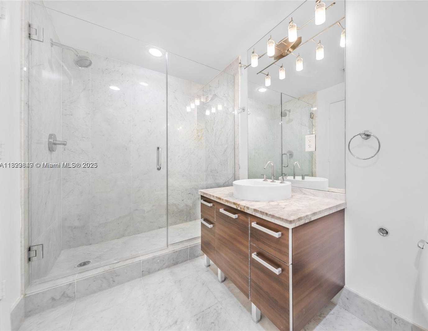 Small Image of 244 BISCAYNE BLVD #3704, Miami Number 17