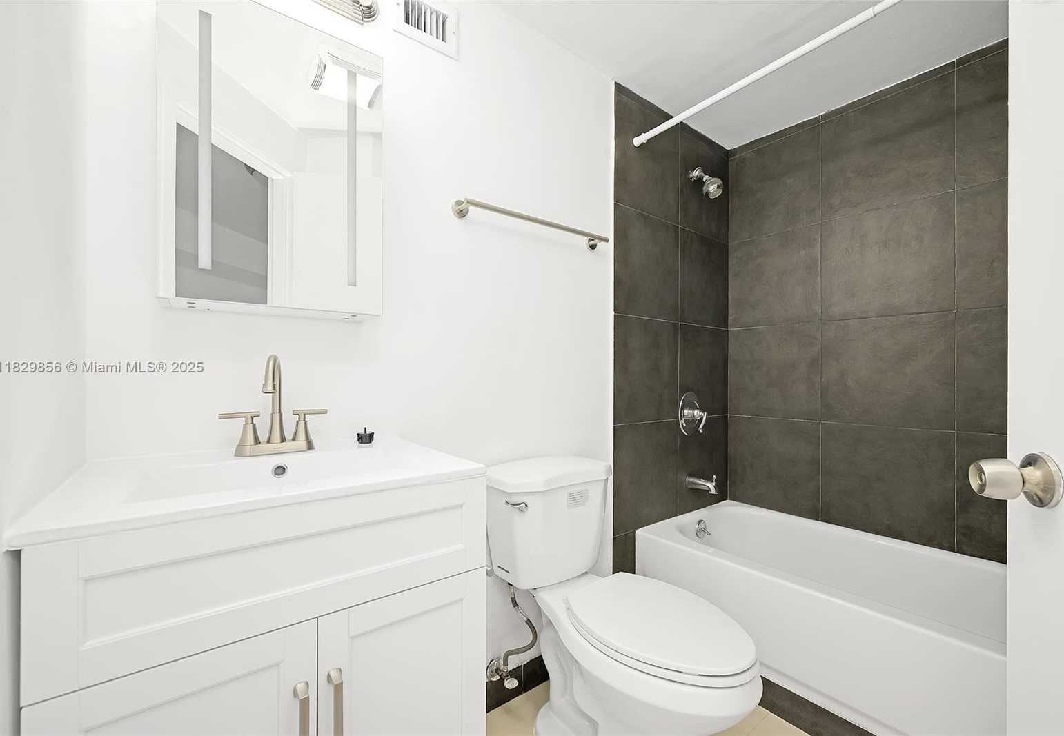 Small Image of 801 BRICKELL BAY DR #1562, Miami Number 11