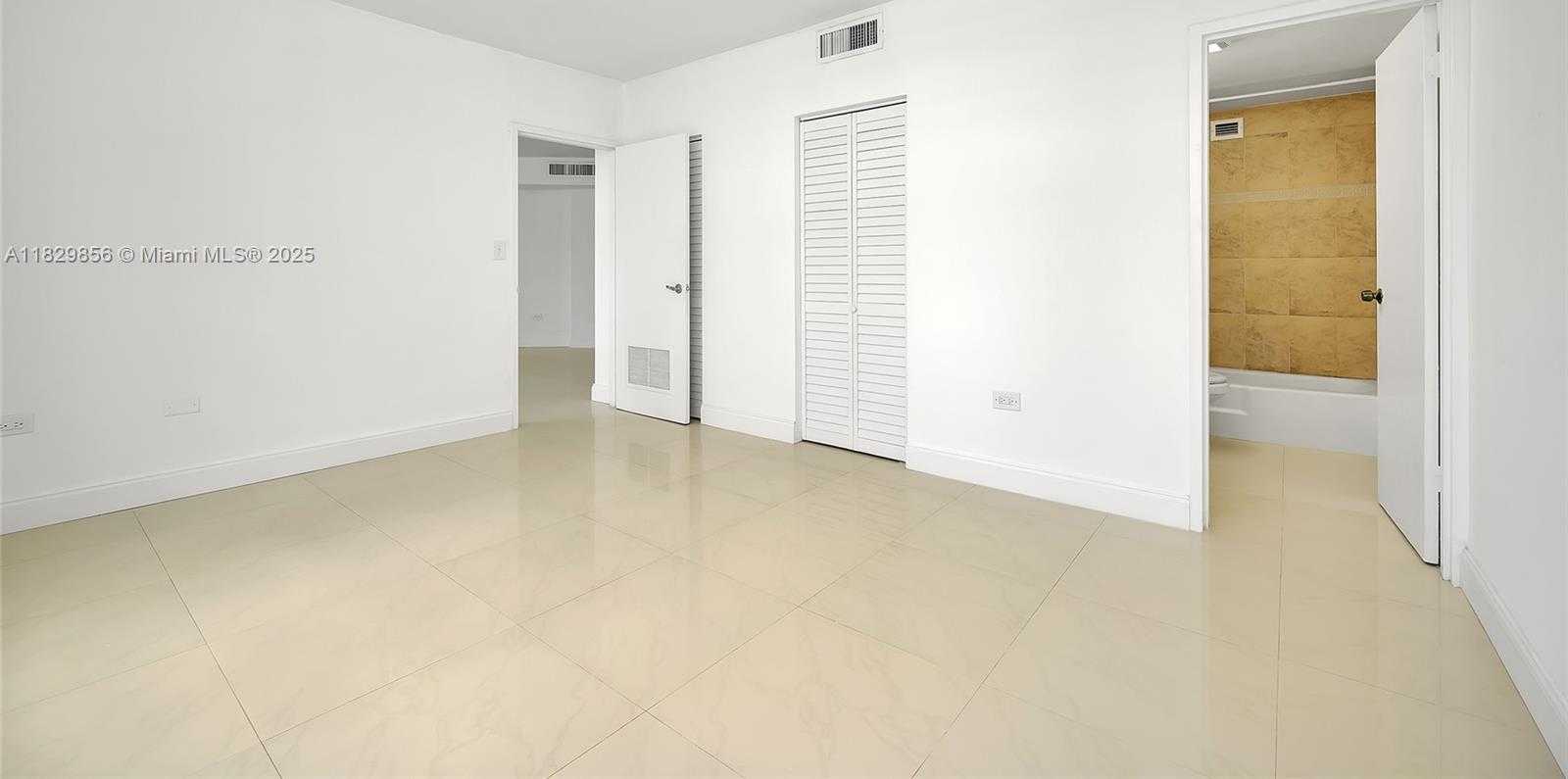 Small Image of 801 BRICKELL BAY DR #1562, Miami Number 12