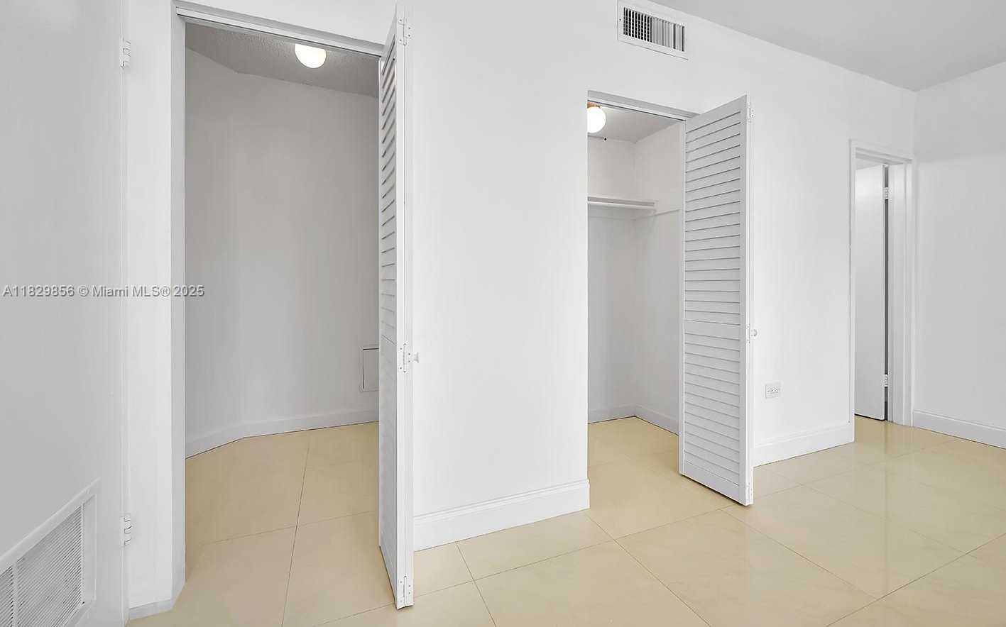 Small Image of 801 BRICKELL BAY DR #1562, Miami Number 14