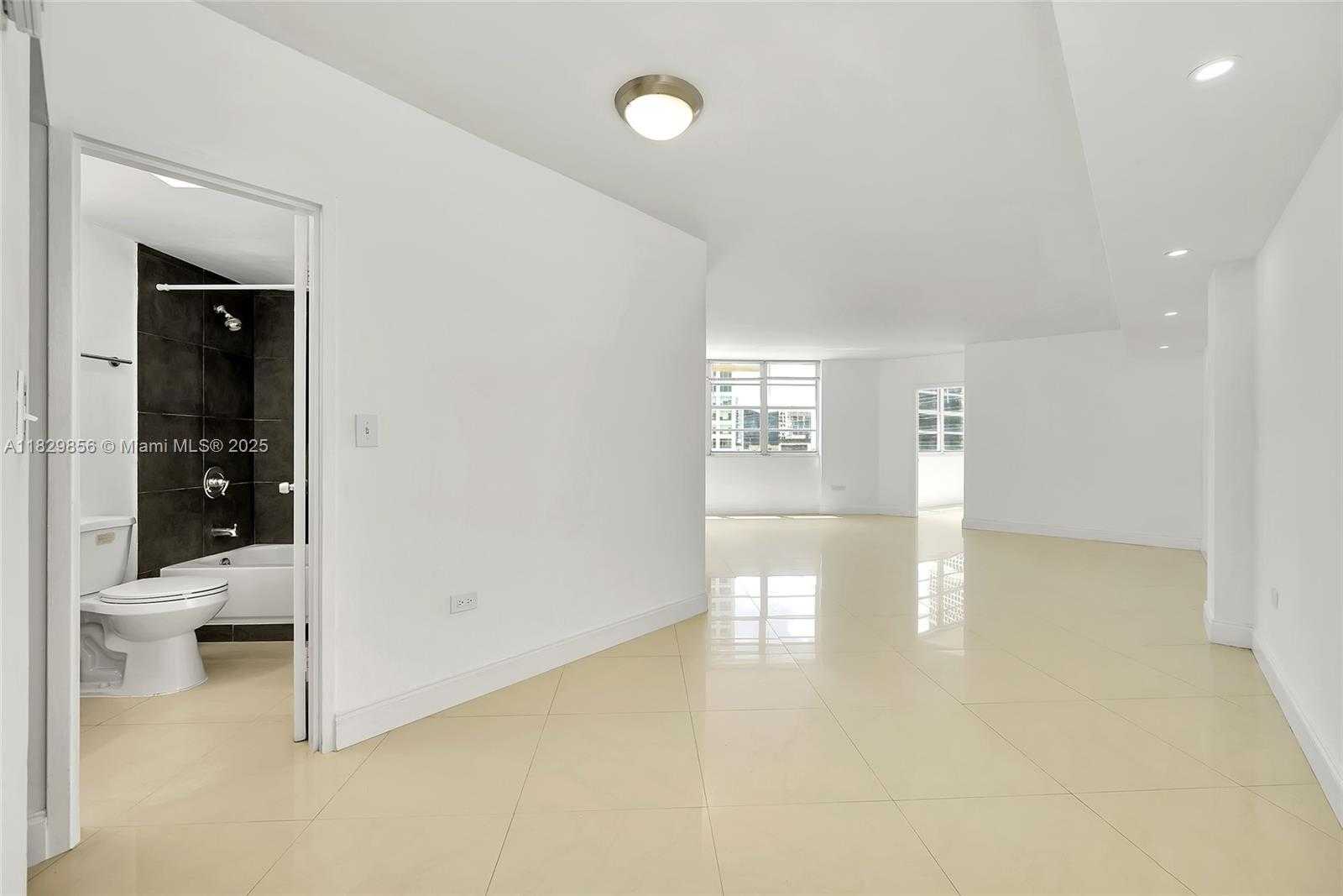 Small Image of 801 BRICKELL BAY DR #1562, Miami Number 4