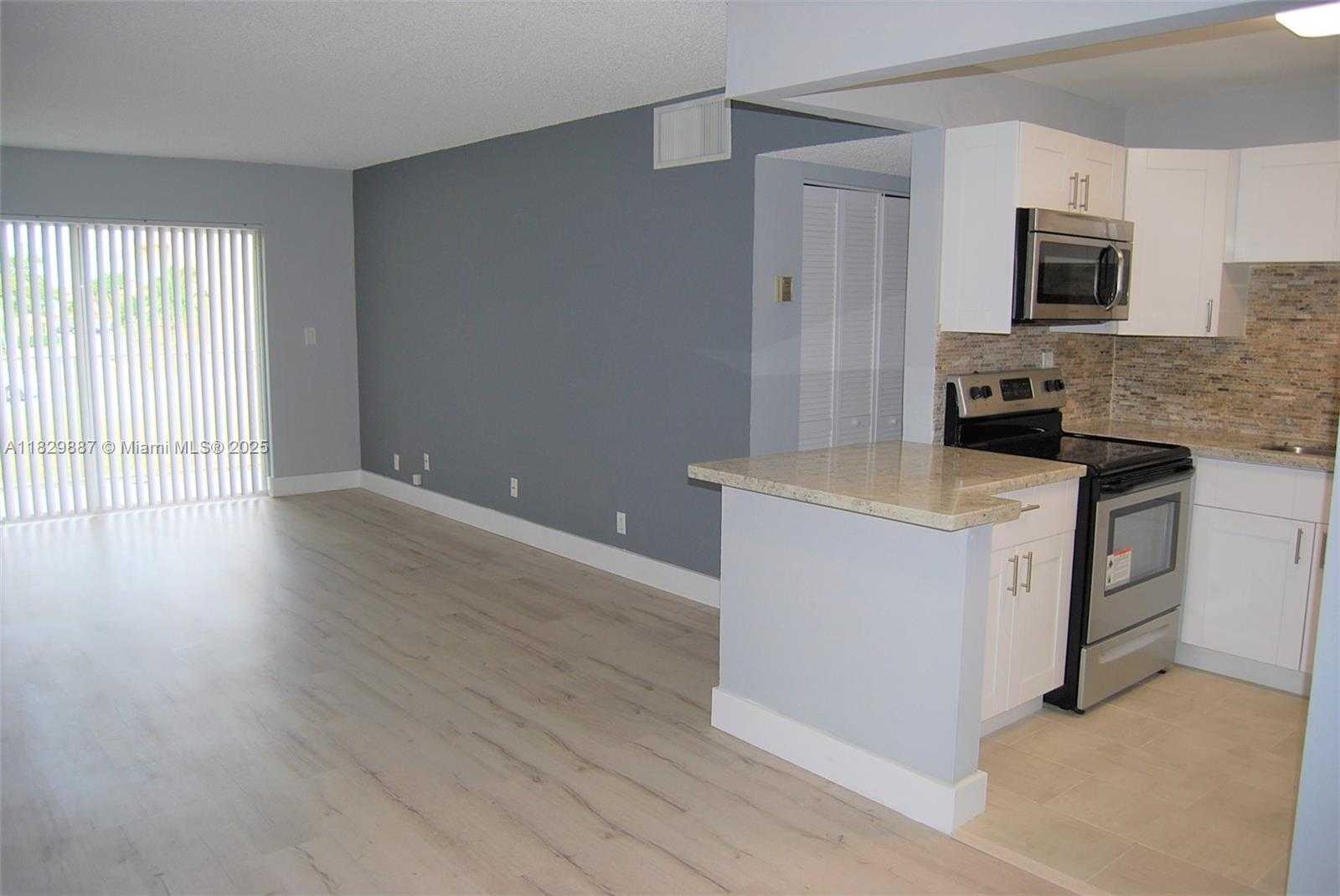 Small Image of 5221 GENEVA WAY #205, Doral Number 3