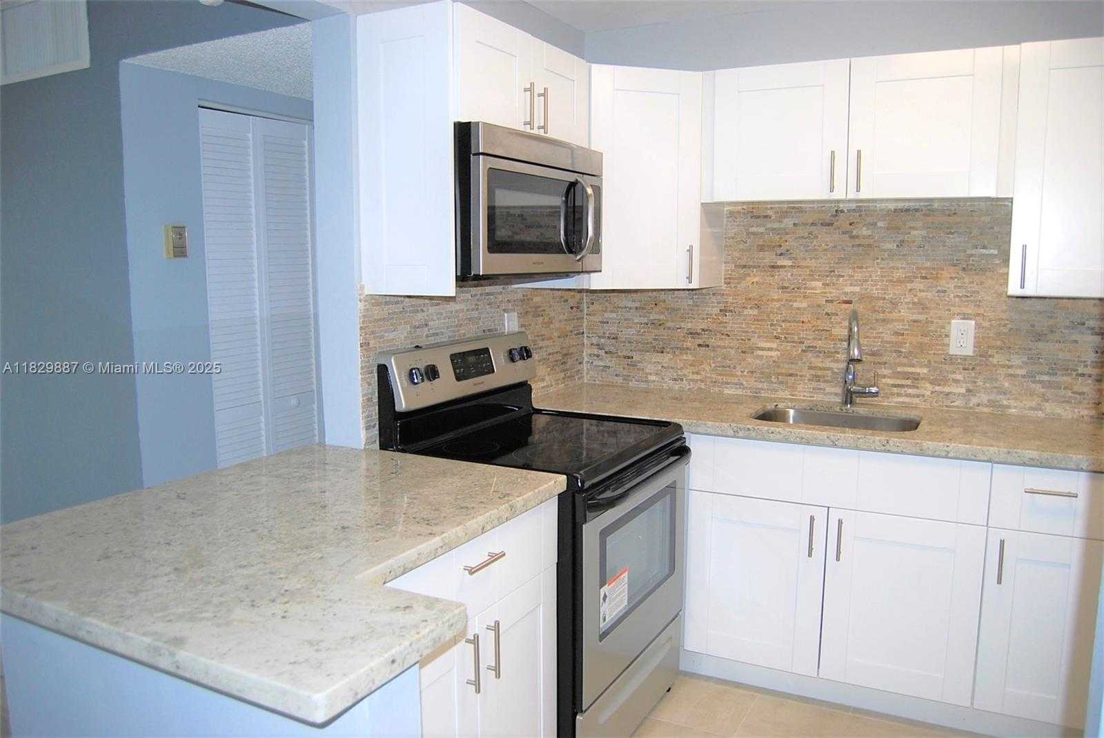 Small Image of 5221 GENEVA WAY #205, Doral Number 4