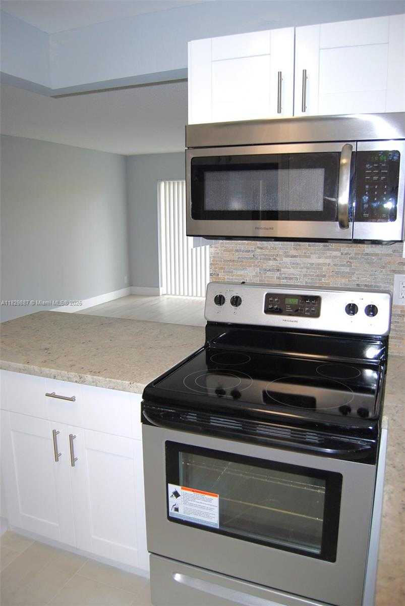 Small Image of 5221 GENEVA WAY #205, Doral Number 6