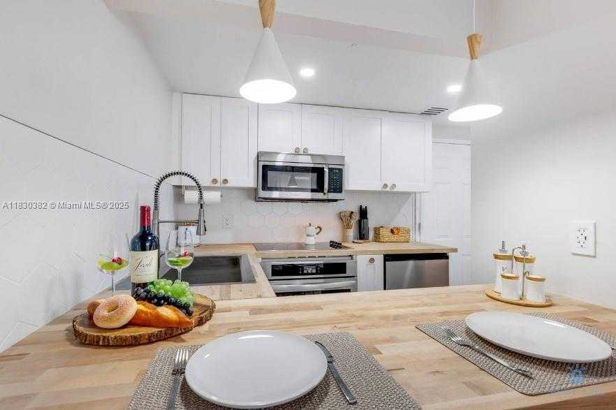 Small Image of 7326 COLLINS AVE #201, Miami Beach Number 4