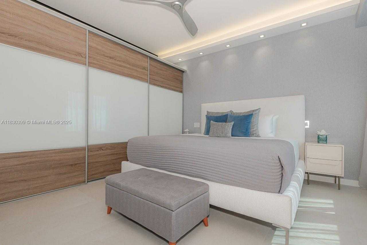 Small Image of 2301 COLLINS AVE #PH20, Miami Beach Number 14