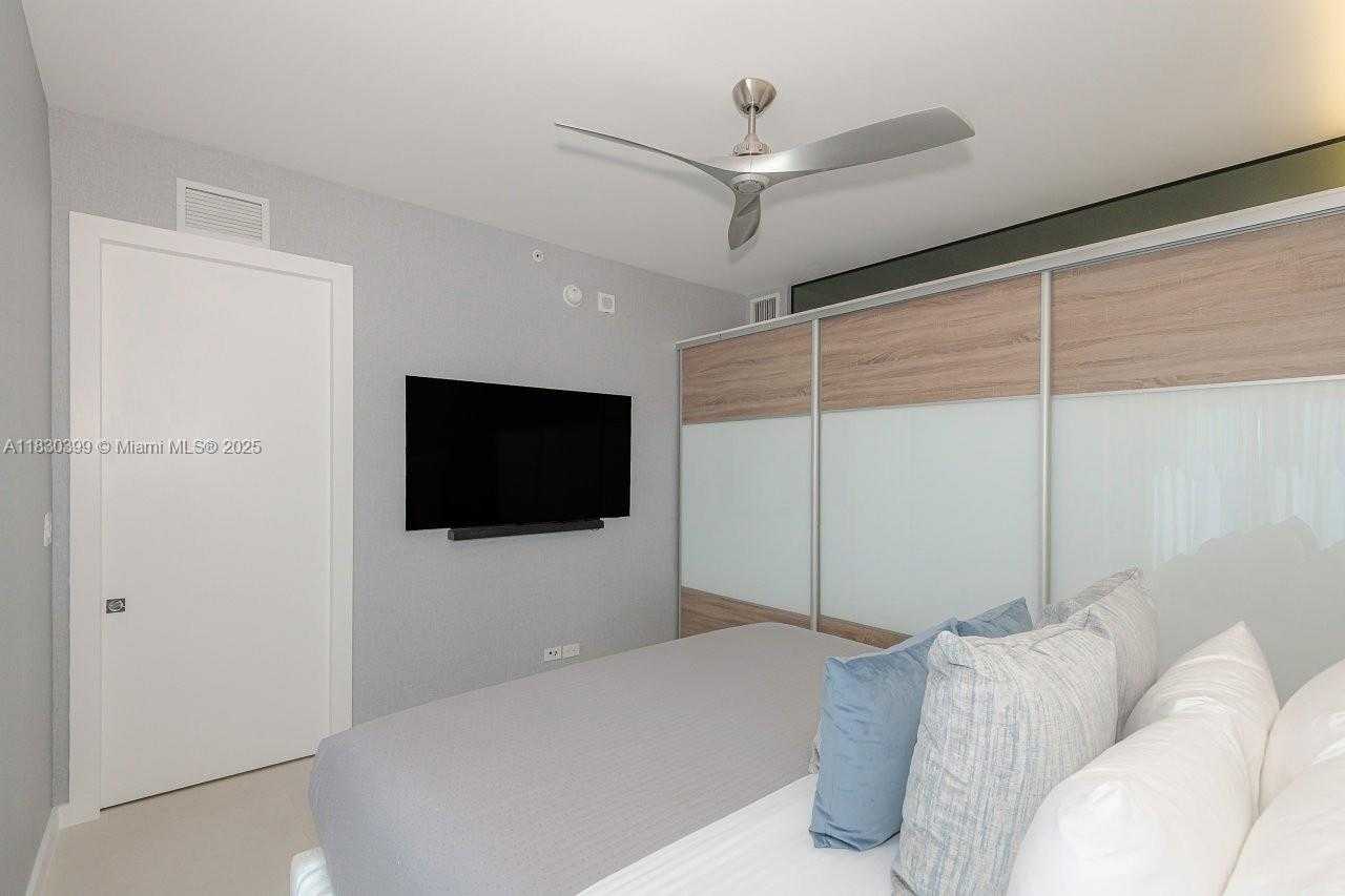 Small Image of 2301 COLLINS AVE #PH20, Miami Beach Number 15