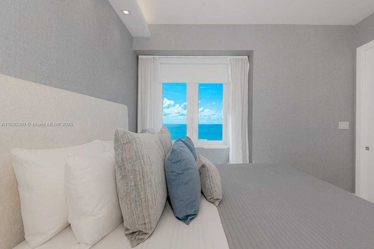 Small Image of 2301 COLLINS AVE #PH20, Miami Beach Number 18