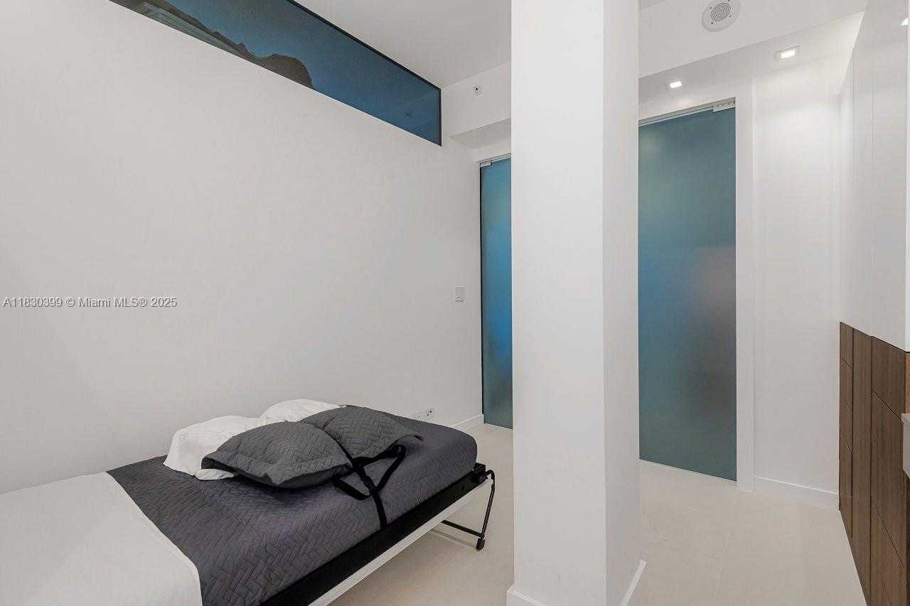 Small Image of 2301 COLLINS AVE #PH20, Miami Beach Number 23