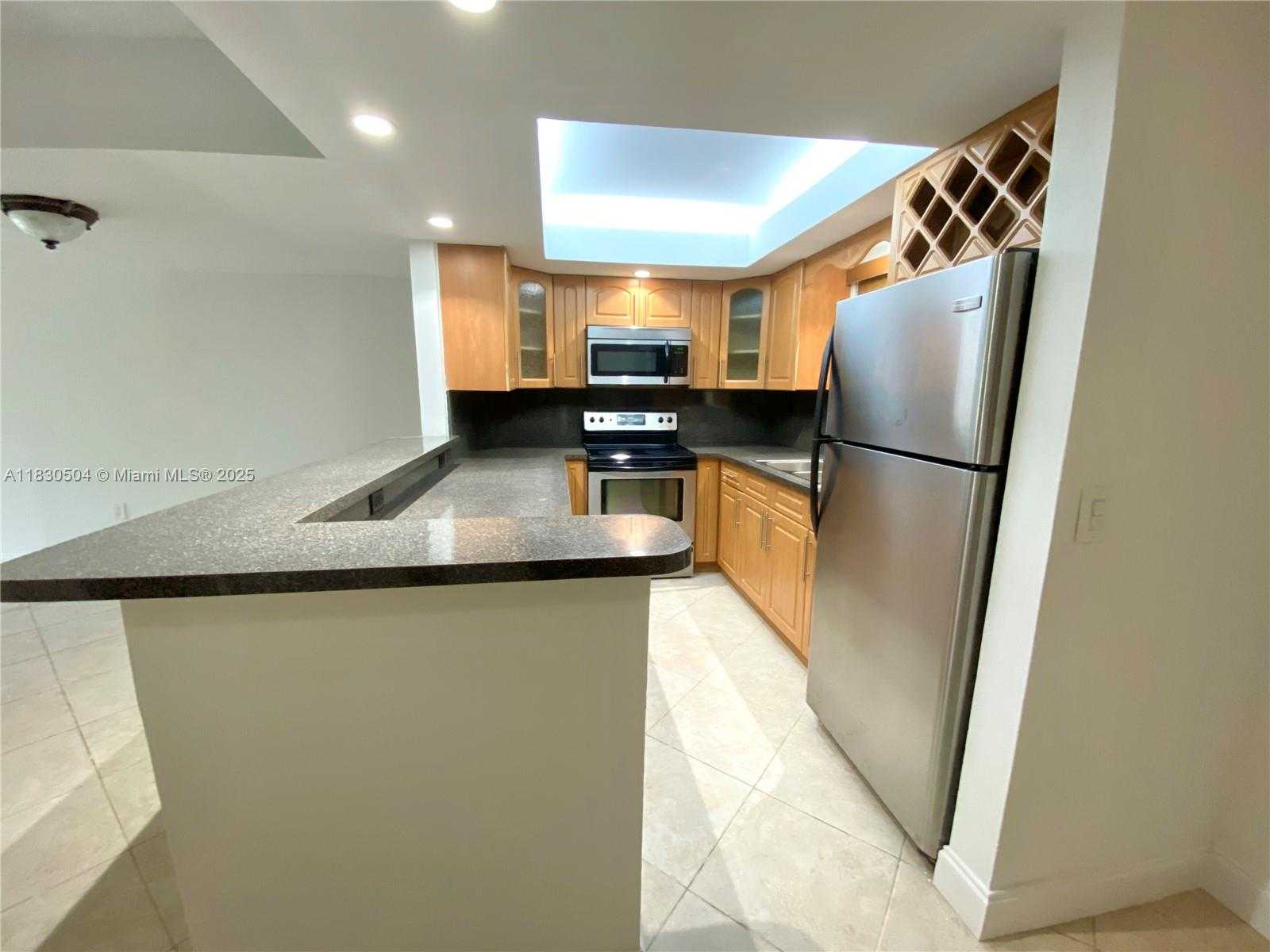 Small Image of 9371 FONTAINEBLEAU BLVD #I209, Miami Number 10