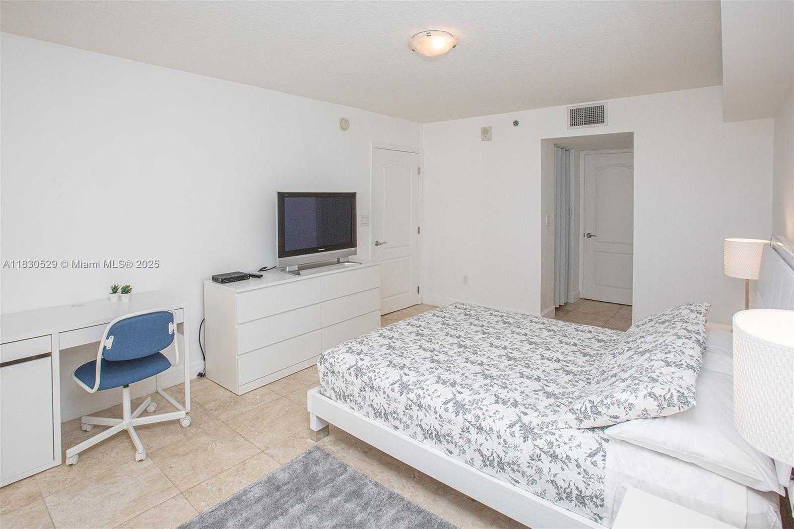 Small Image of 1200 BRICKELL BAY DR #2704, Miami Number 17