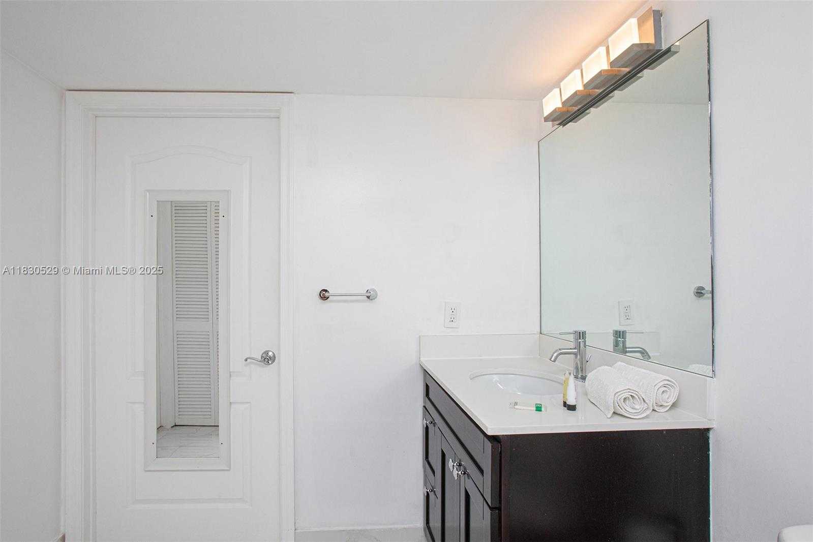 Small Image of 1200 BRICKELL BAY DR #2704, Miami Number 22