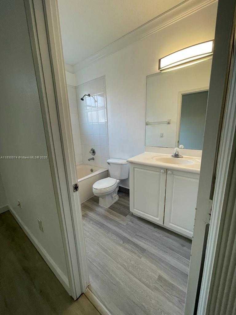 Small Image of 5420 NORTH WEST 107TH AVE #309, Doral Number 14