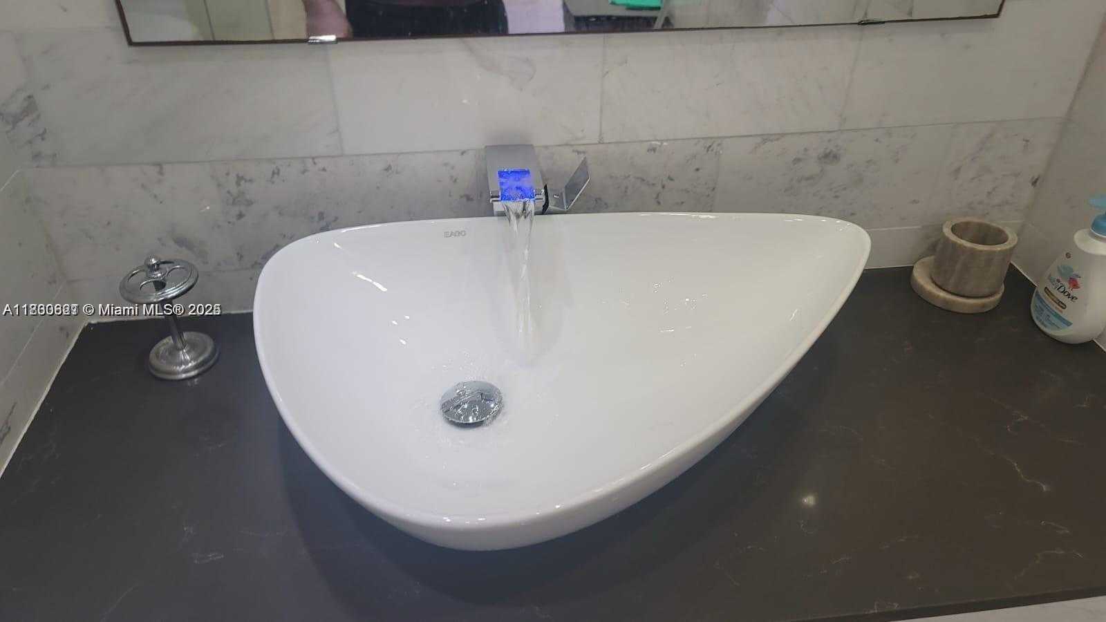 Small Image of 401 OCEAN DR #1009, Miami Beach Number 5