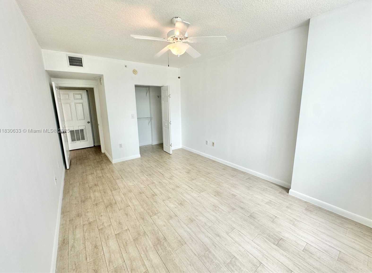 Small Image of 2000 NORTH BAYSHORE DRIVE #404, Miami Number 16