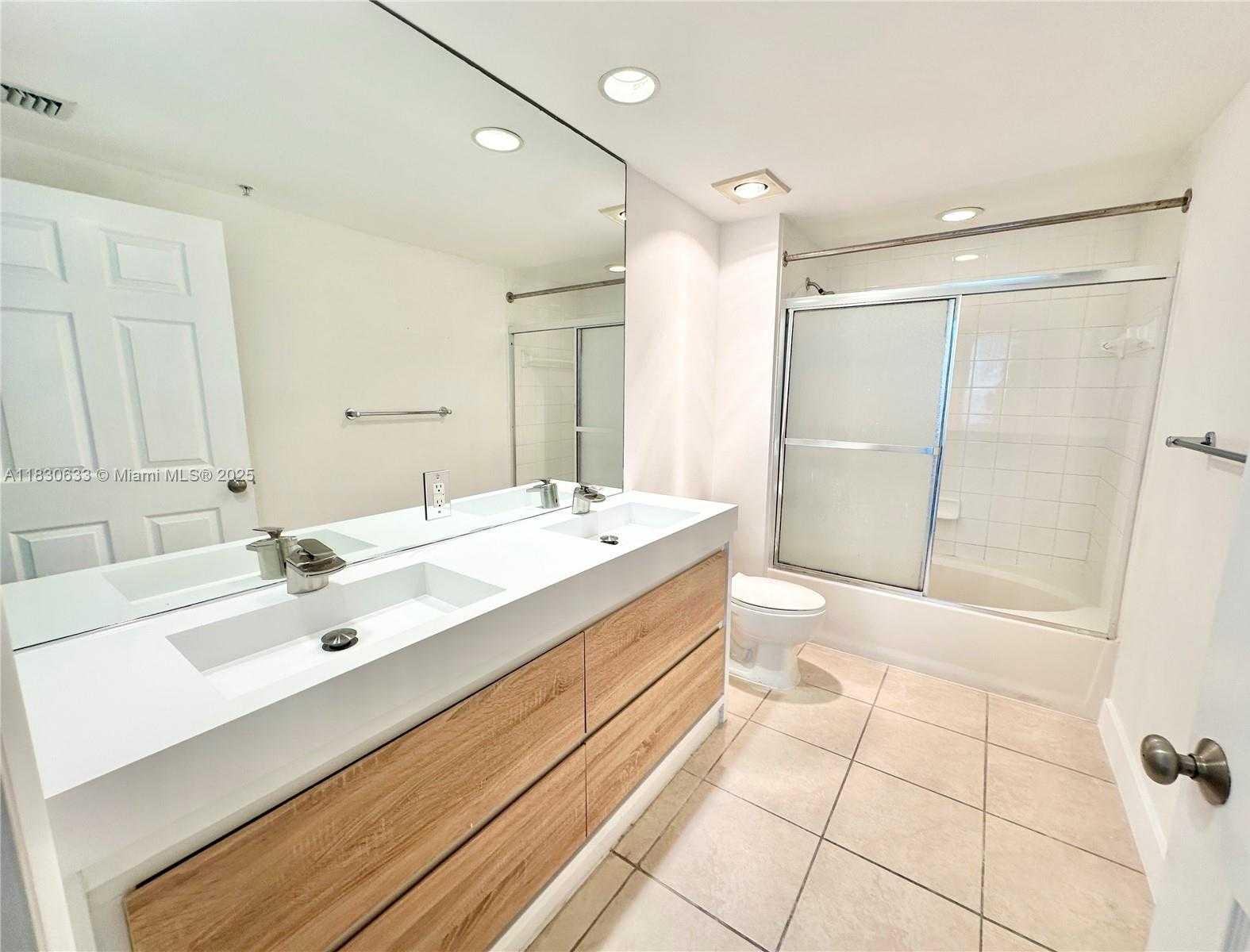 Small Image of 2000 NORTH BAYSHORE DRIVE #404, Miami Number 18