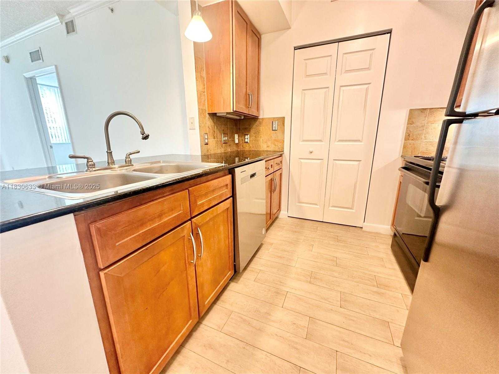 Small Image of 2000 NORTH BAYSHORE DRIVE #404, Miami Number 6