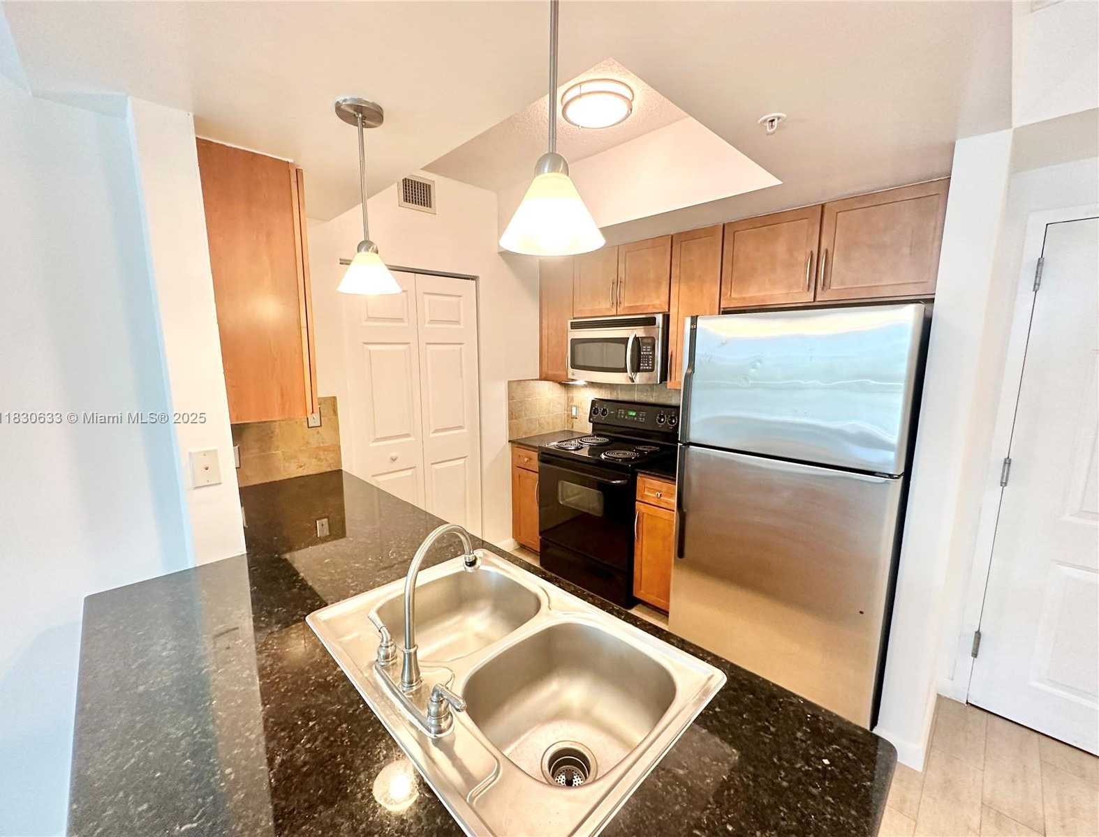 Small Image of 2000 NORTH BAYSHORE DRIVE #404, Miami Number 8