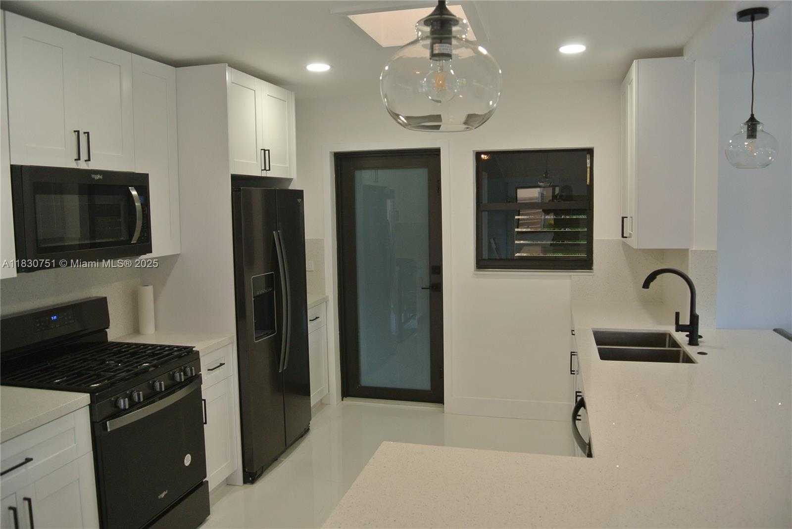 Small Image of 10230 DOLPHIN RD #1, Cutler Bay Number 4