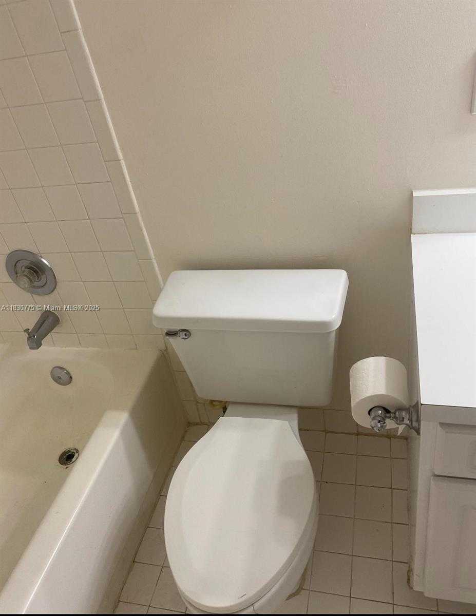 Small Image of 8353 LAKE DR #202, Doral Number 10
